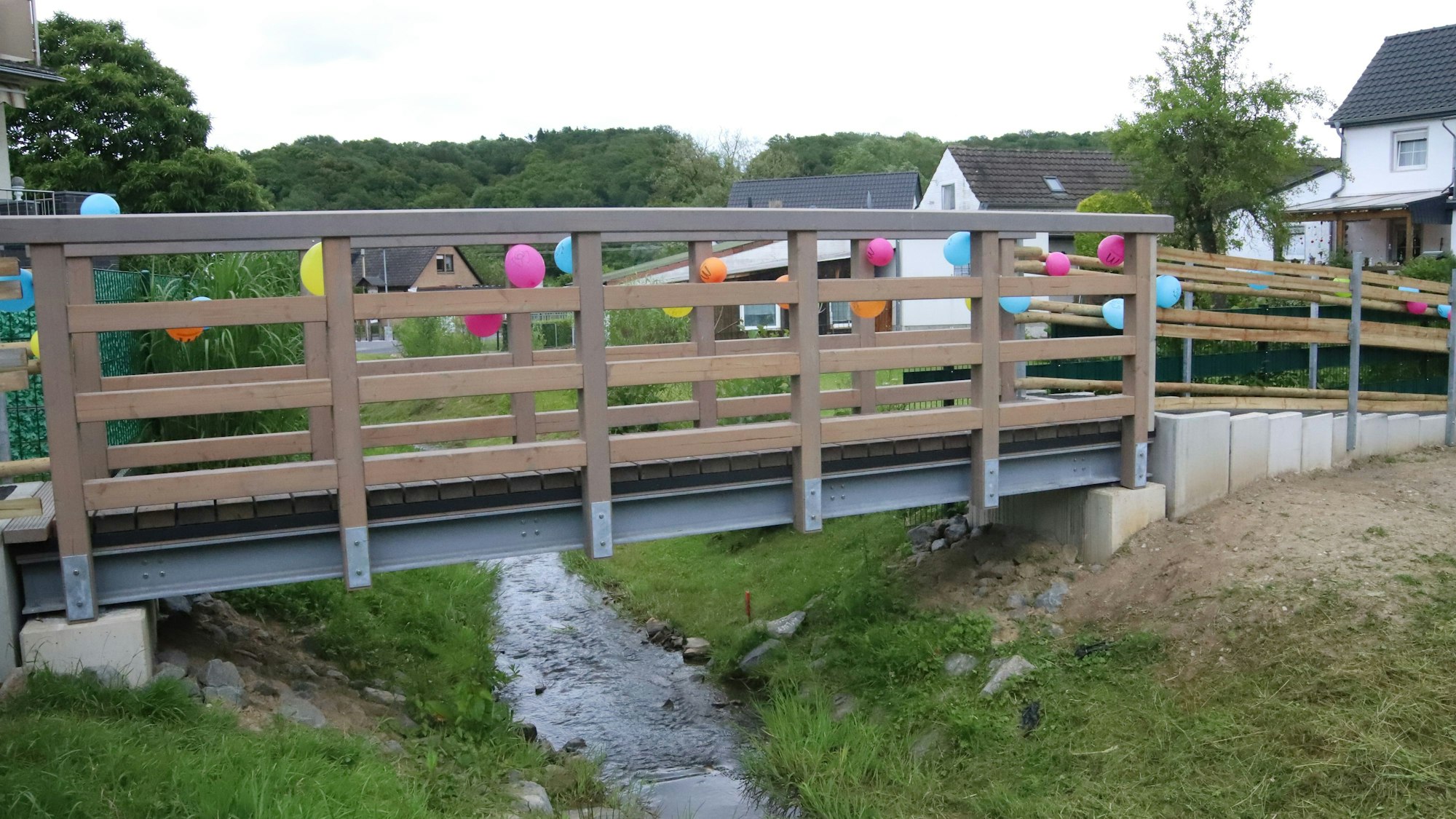 Auf einer Stahlkonstruktion von 6,50 Meter Länge und 1,20 Meter Breite liegen Holzbohlen auf.
