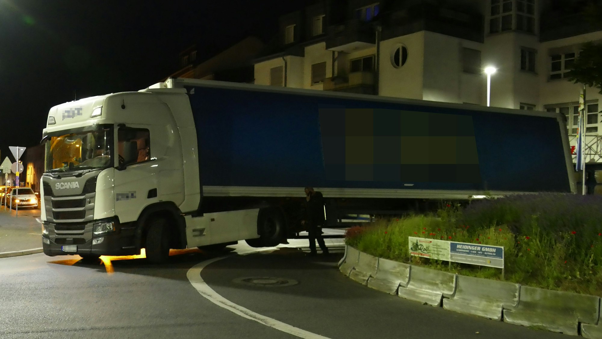 Ein Sattelschlepper-Lkw hängt auf einem Kreisverkehr.