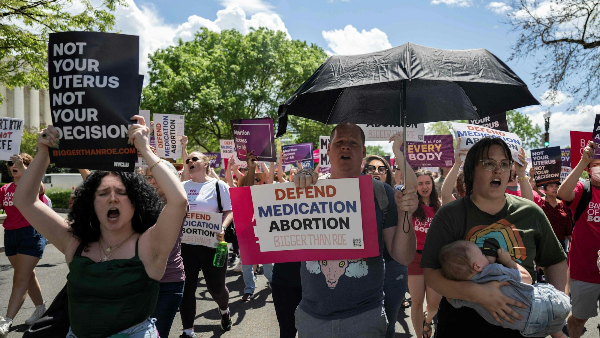 Vor dem Supreme Court in Washington fanden sich Demonstranten zusammen, um für Abtreibungsrechte zu demonstrieren. (Archivbild)