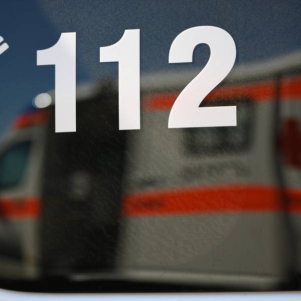 Ein Rettungswagen spiegelt sich während einer Übung in einem Fenster eines anderen Rettungswagen mit der Aufschrift „112“.