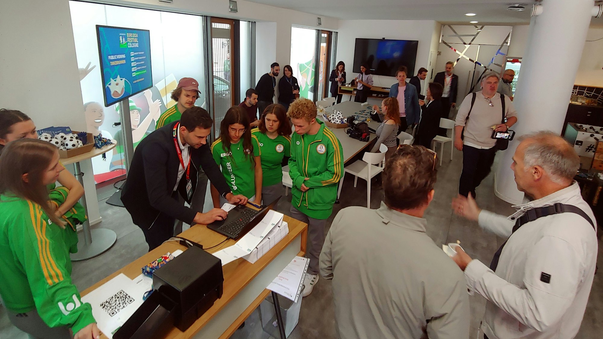 Junge Männer und Frauen unterstützen die Medienschaffenden bei ihrer Arbeit.
