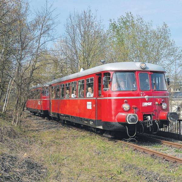 Ein Schienenbus auf den Gleisen