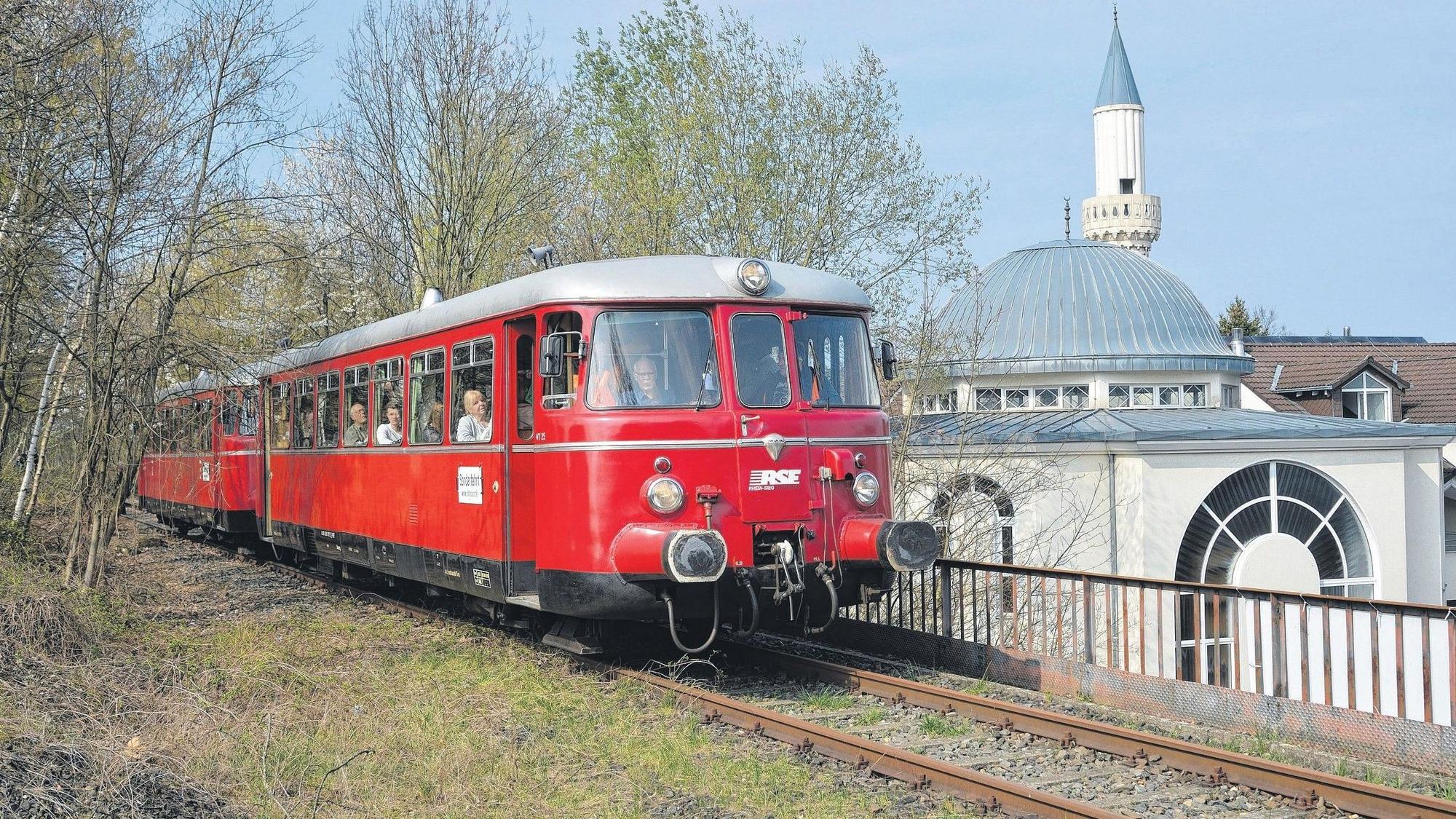 Ein Schienenbus auf den Gleisen