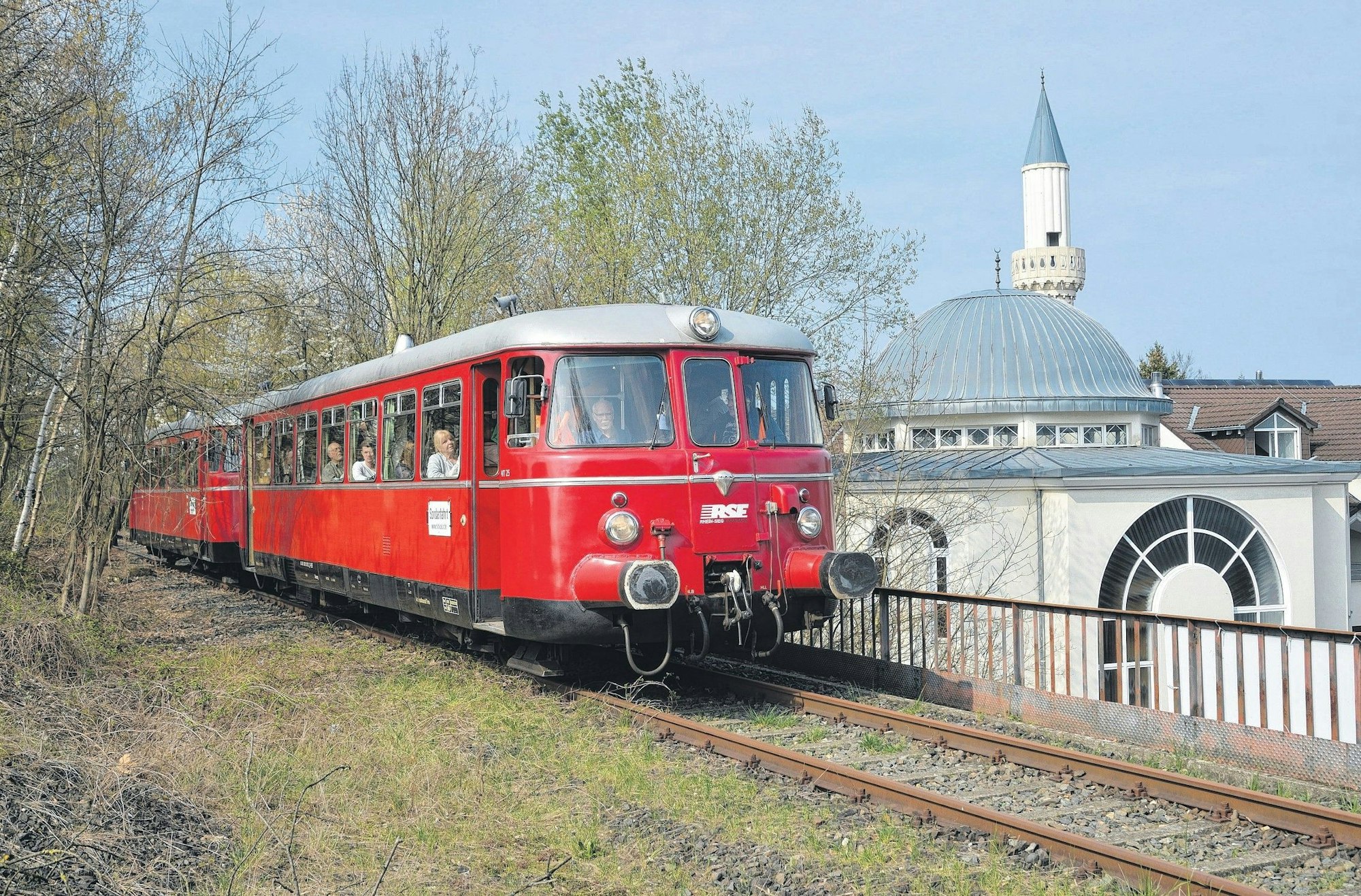 Das Foto zeigt einen Schienenbus auf den Gleisen in Höhe der Gladbacher Moschee.