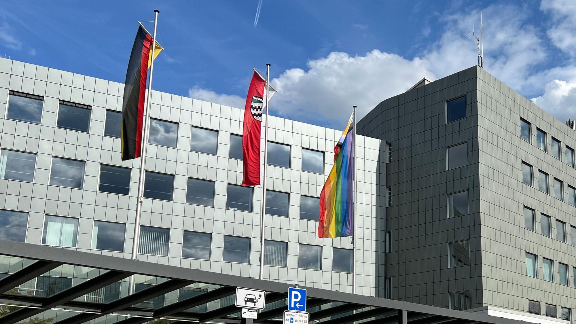 Vor dem Kreishaus Bergisch Gladbach weht die Regenbogenfahne (r.).
