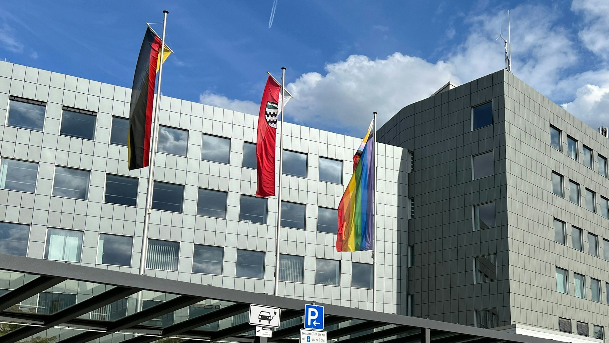 Vor dem Kreishaus Bergisch Gladbach weht die Regenbogenfahne (r.).