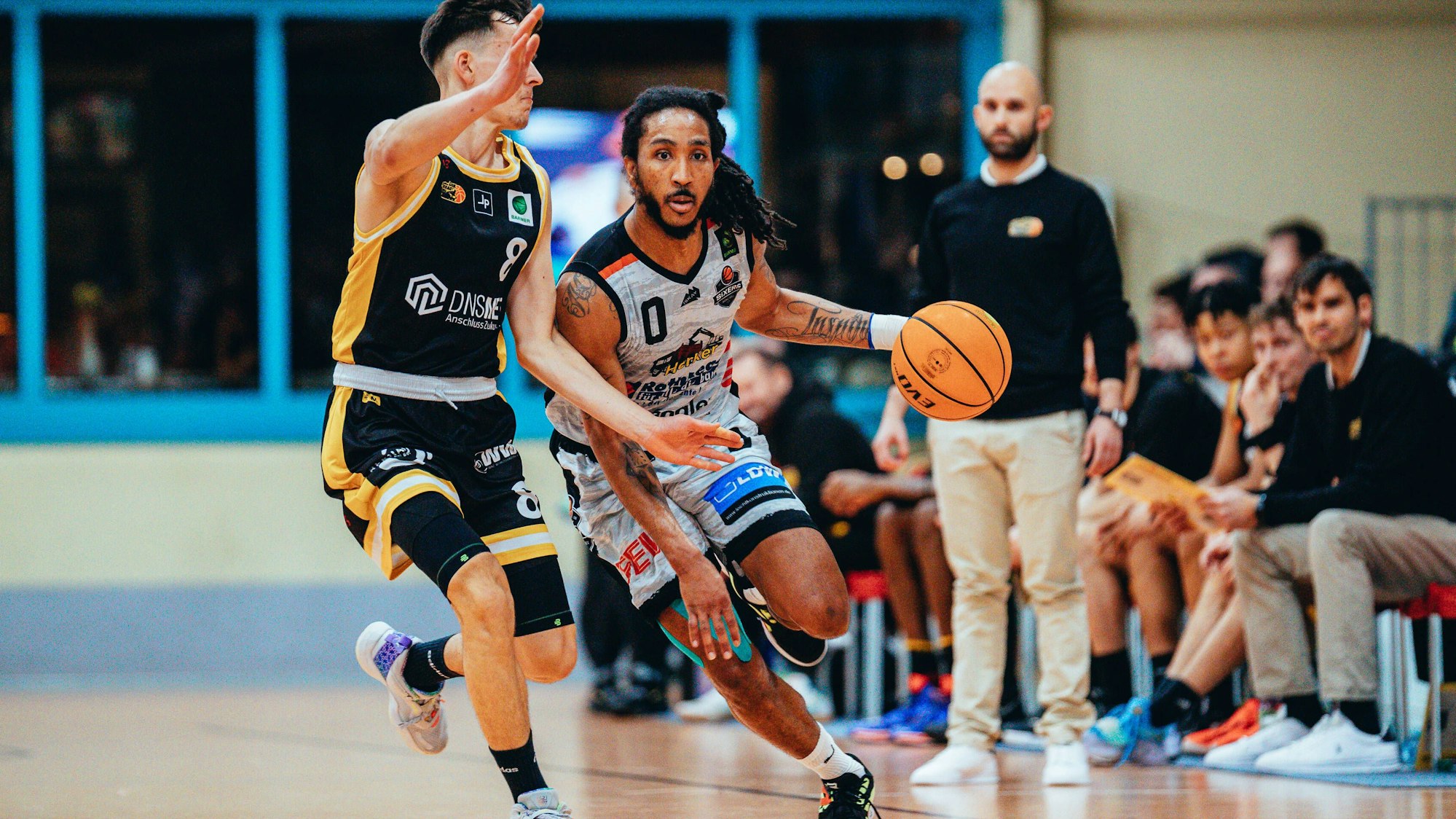 BB-2BL BSW Sixers - LOK Bernau Nicholas Donte BSW Sixers im Duell mit Nils Benjamin Machowski LOK Bernau waehrend der Saison 2022-23 Herren in der Barmer 2. Bundesliga ProB zwischen BSW Sixers und LOK Bernau in der Ballsporthalle Sandersdorf am 30. December 2022 in Sandersdorf, Sachsen Anhalt, Deutschland *** BB 2BL BSW Sixers LOK Bernau Nicholas Donte BSW Sixers in duel with Nils Benjamin Machowski LOK Bernau during the season 2022 23 men in the Barmer 2 Bundesliga ProB between BSW Sixers and LOK Bernau at the Ballsporthalle Sandersdorf on 30 December 2022 in Sandersdorf, Saxony Anhalt, Germany