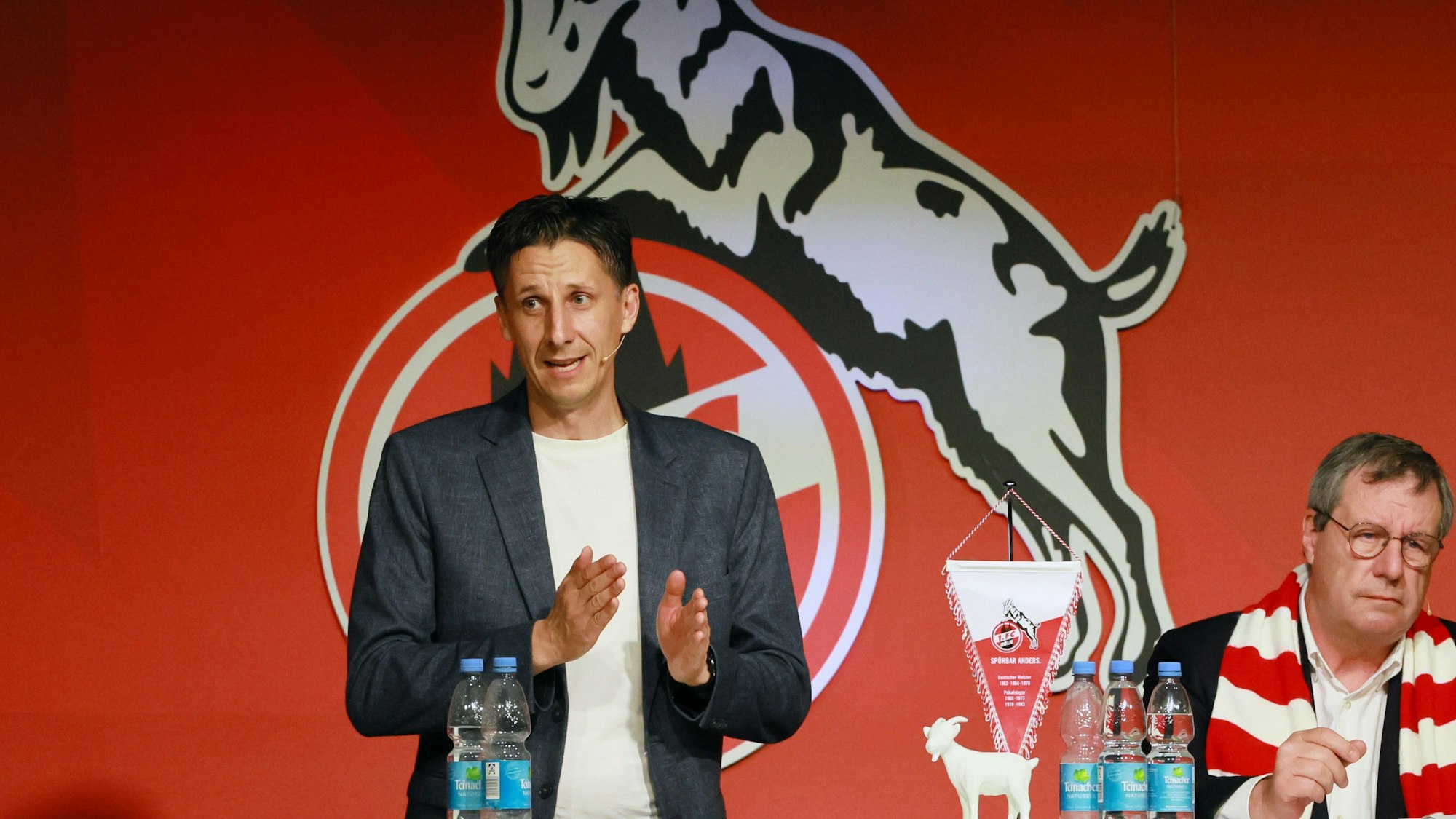 Christian Keller erklärte die sportliche Lage, Präsident Werner Wolf hörte aufmerksam zu.