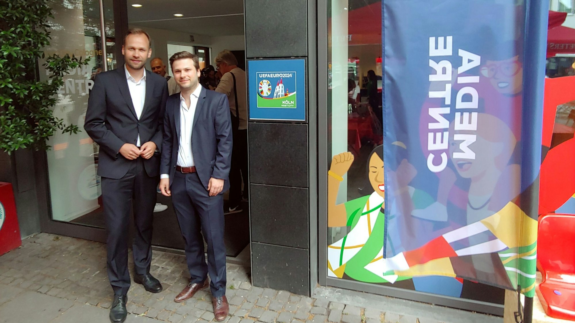Robert Voigtsberger (l.) und Moritz Stroß eröffneten das Media Center für nationale und internationale Journalisten.