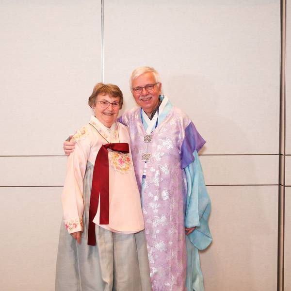 Ein älteres Ehepaar in bunten Kimonos.