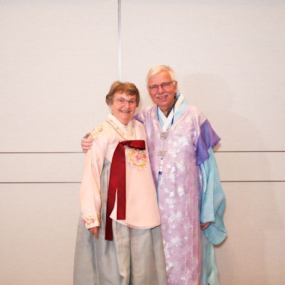 Ein älteres Ehepaar in bunten Kimonos.