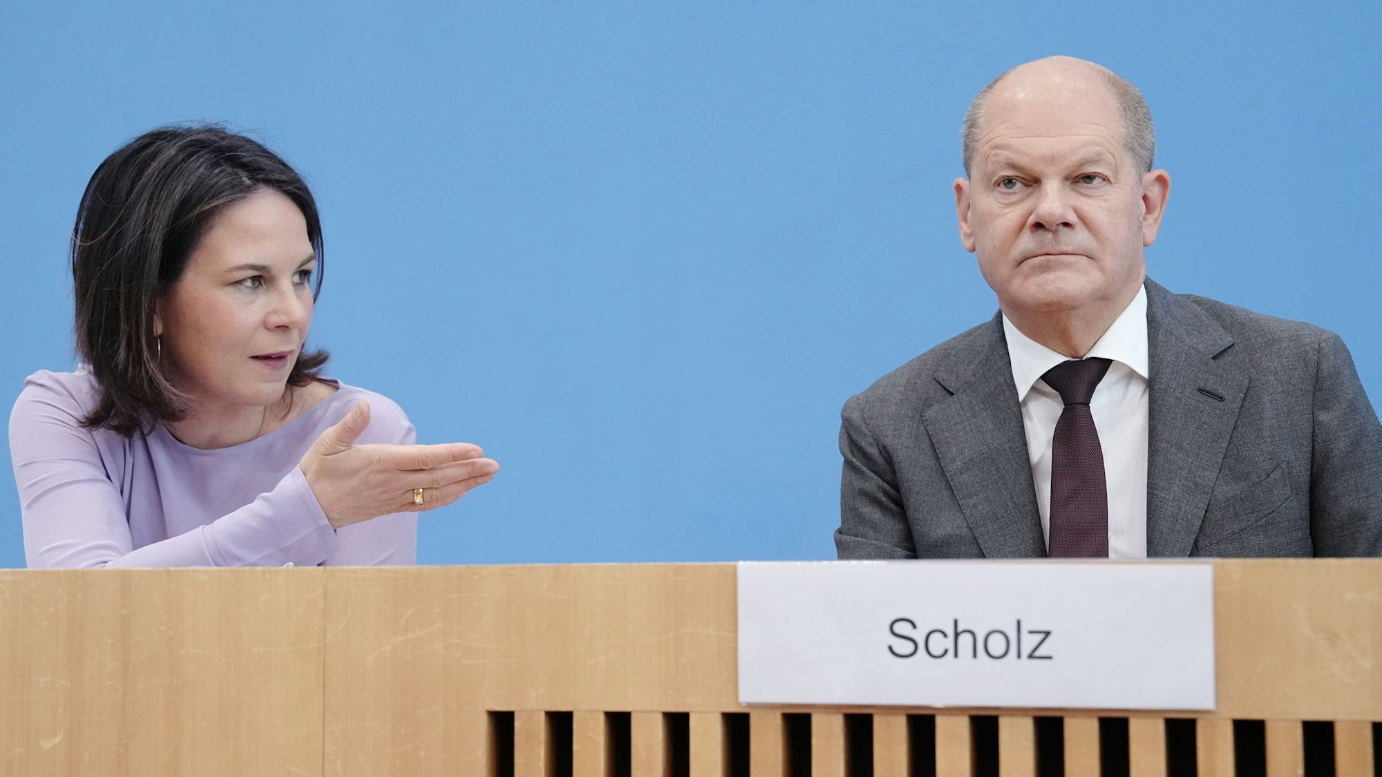 Außenministerin Annalena Baerbock (Grüne) und Bundeskanzler Olaf Scholz (SPD) bei einer Pressekonferenz.