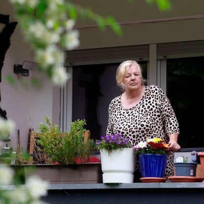 Jelena Bayram auf ihrem Balkon in Porz. Als ihre Tochter Deniz an Krebs starb, traf sie im Rentenalter eine schwerwiegende Entscheidung. Sie nahm deren beiden kleinen Kinder bei sich auf und zieht sie seitdem groß.