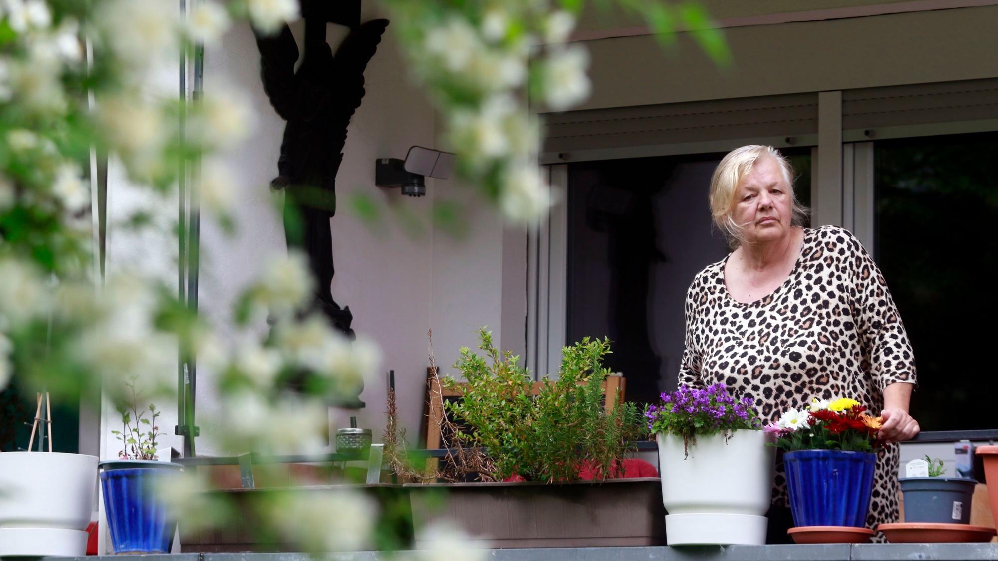 Jelena Bayram auf ihrem Balkon in Porz. Als ihre Tochter Deniz an Krebs starb, traf sie im Rentenalter eine schwerwiegende Entscheidung. Sie nahm deren beiden kleinen Kinder bei sich auf und zieht sie seitdem groß.