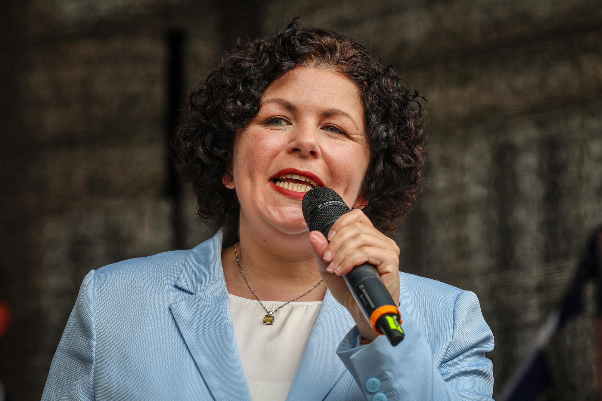 Amira Mohamed Ali, Covorsitzende des Bündnis Sahra Wagenknecht (BSW), spricht bei einer Wahlkampfveranstaltung auf dem Marktplatz in Bremen.