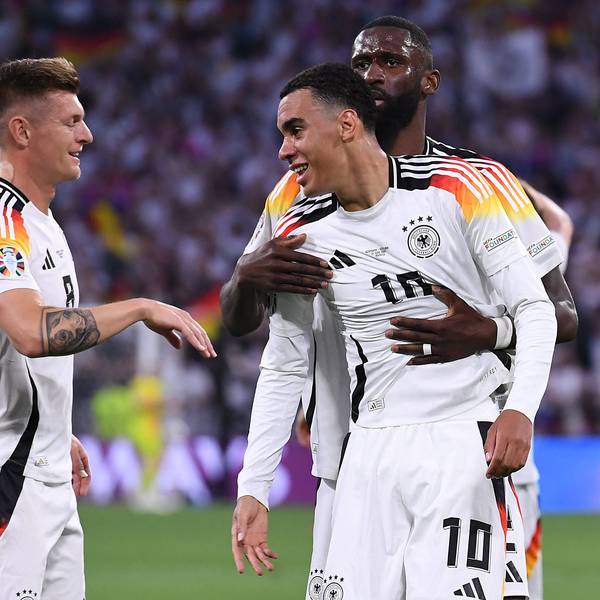 Torschütze Jamal Musiala wird von Toni Kroos (l.) und Antonio Rüdiger (hinten) nach seinem Treffer zum 2:0 gefeiert.