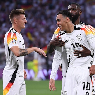Torschütze Jamal Musiala wird von Toni Kroos (l.) und Antonio Rüdiger (hinten) nach seinem Treffer zum 2:0 gefeiert.