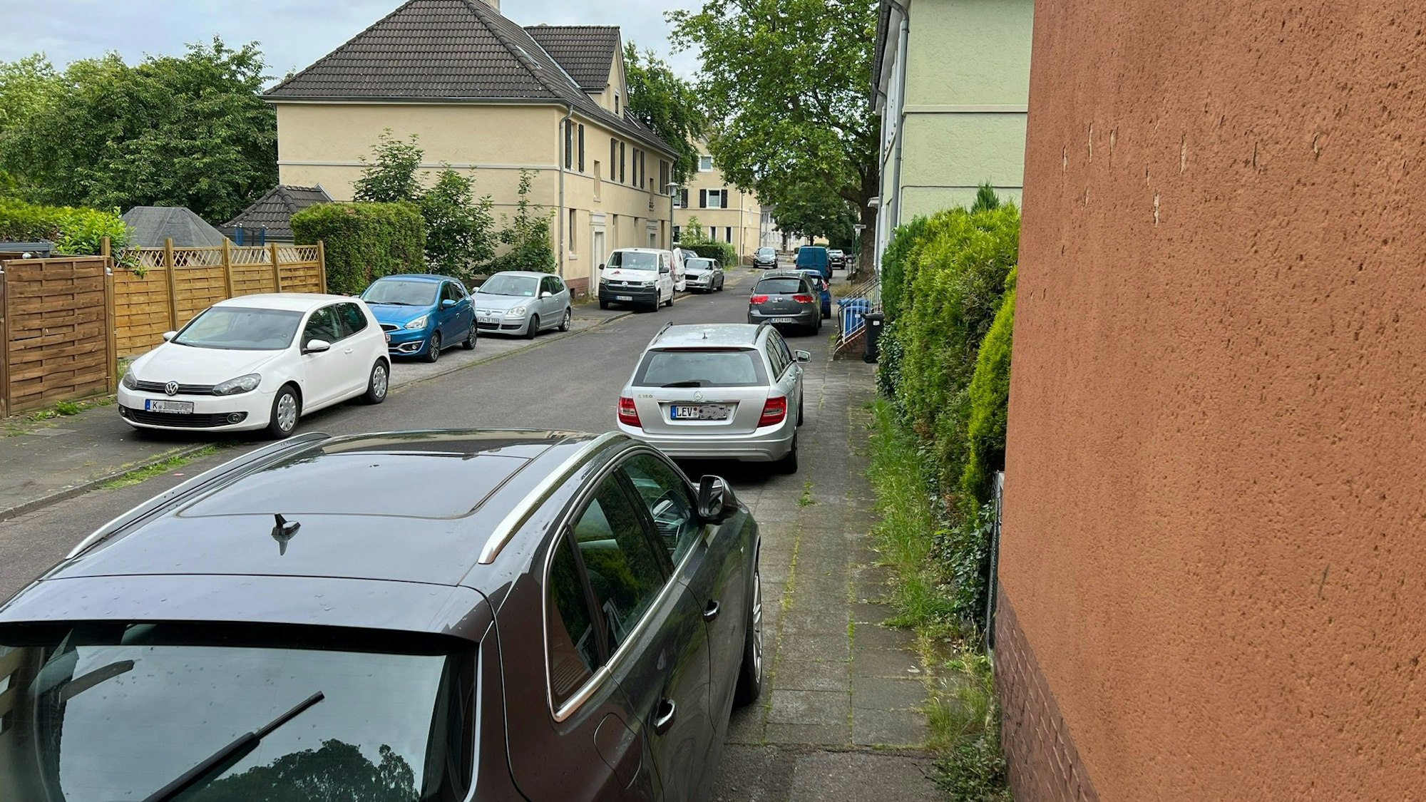 Wo der Platz auf Bürgersteigen zu eng wird, ist Parken nicht erlaubt. Zum Beispiel hier könnte es nach dem Urteil des Bundesverwaltungsgerichts zum Parken auf Gehwegen zu Schwierigkeiten kommen, wenn jemand die Behörden informiert. Ein Bild aus der Kolonie III.