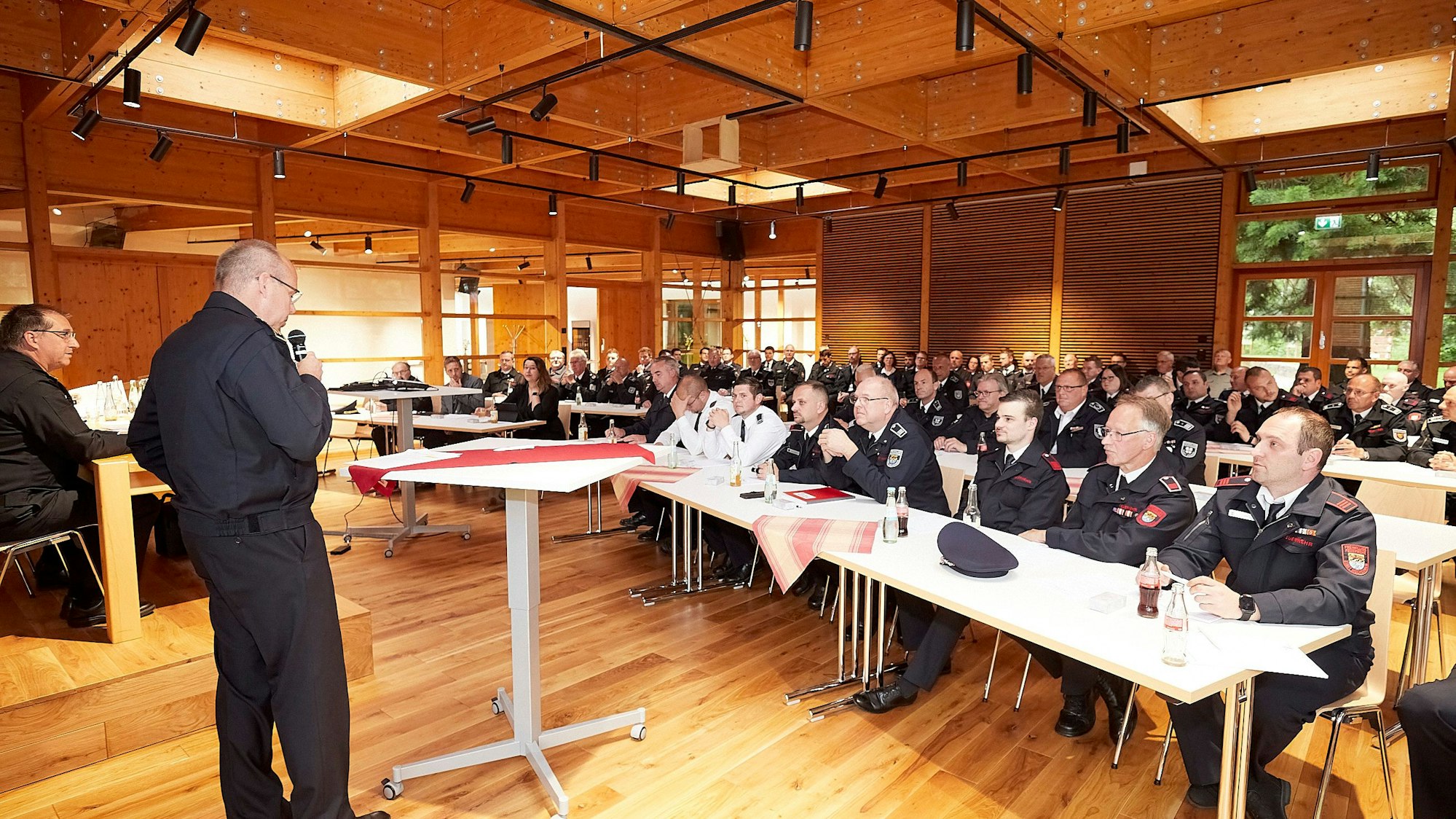 Peter Jonas spricht im Stehen, die Delegierten, die an Tischen sitzen, hören ihm zu.