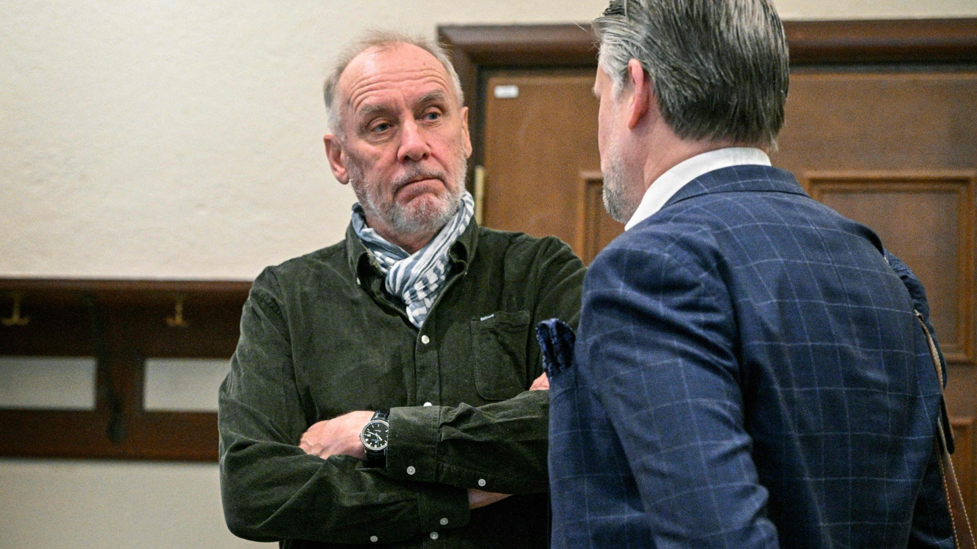 Der schwedische Bestsellerautor Håkan Nesser (l.) mit seinem Anwalt Conny Cedermark am Stockholmer Bezirksgericht in Stockholm, Schweden (Mai, 2023).