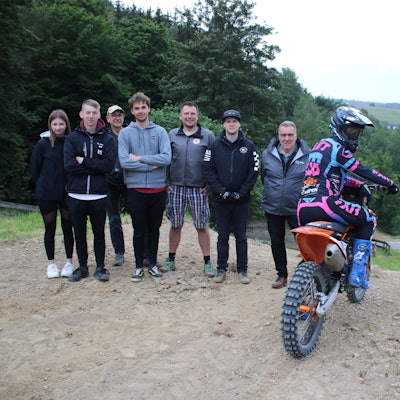 Die Helfer rund um Organisationsleiter Ronald Hallen (5.v.l..), Rennleiter Jürgen Schell  (r.) sowie Fahrer Lukas Platt auf dem Bielsteiner Waldkurs.