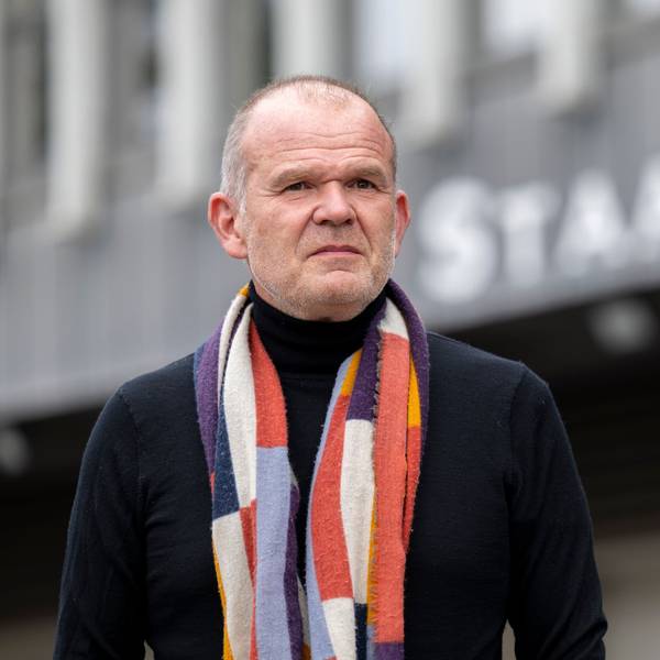 Francois-Xavier Roth steht vor dem Staatenhaus. Er trägt einen dunklen Pullover und darüber einen gemusterten Schal