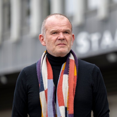 François-Xavier Roth steht vor dem Staatenhaus im Köln.