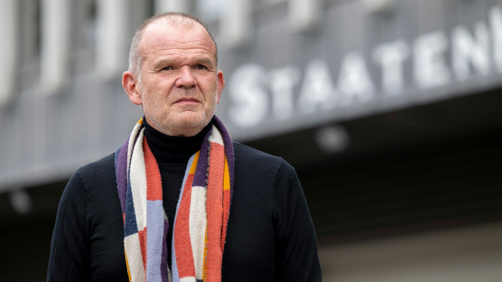 François-Xavier Roth steht vor dem Staatenhaus im Köln.