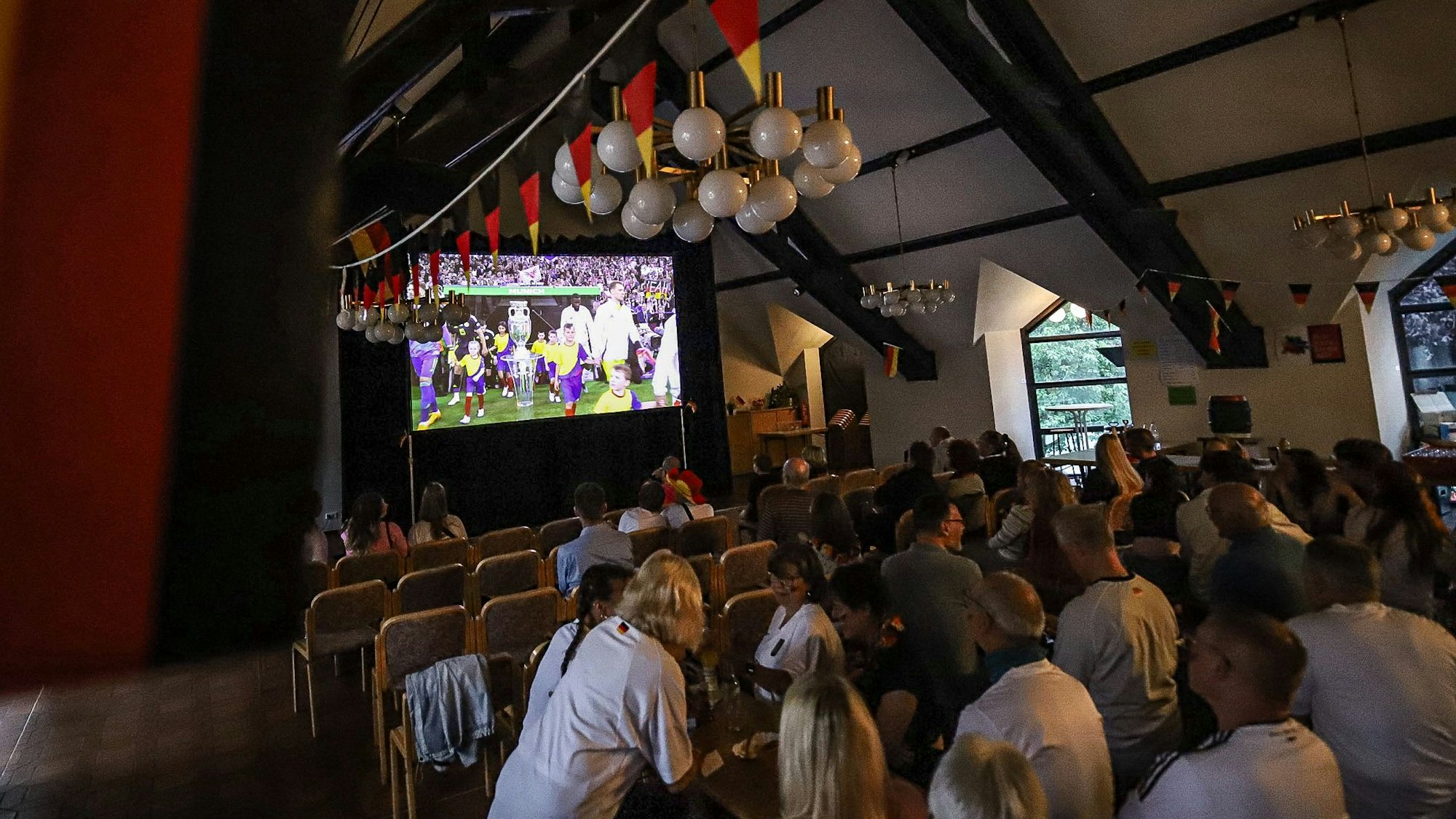 Blick in den Schlebuscher Gemeindesaal beim EM-Auftaktspiel Deutschland-Schottland am 15. Juni 2024