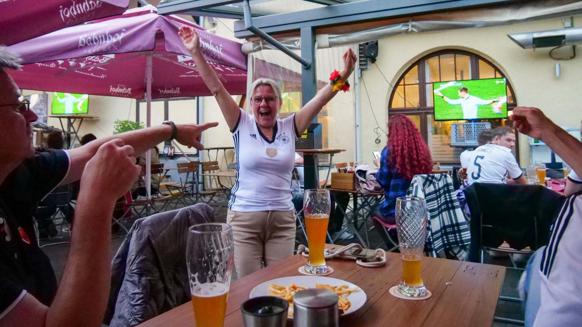 Gabriela Kloska feiert das vermeintliche 3:0, obwohl Freund Waldemar Kozok ihr schon mahnend den Zeigefinger entgegenstreckt.