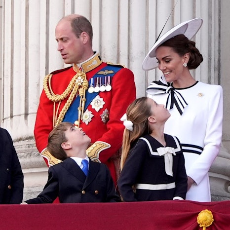 Prinz William (hinten, l-r), Prince of Wales, und Kate, Princess of Wales, stehen mit ihren Kindern, Prinz George (l-r), Prinz Louis und Prinzessin Charlotte, auf dem Balkon des Buckingham Palastes in London, um den Vorbeiflug nach der „Trooping the Colour“-Zeremonie zu sehen.