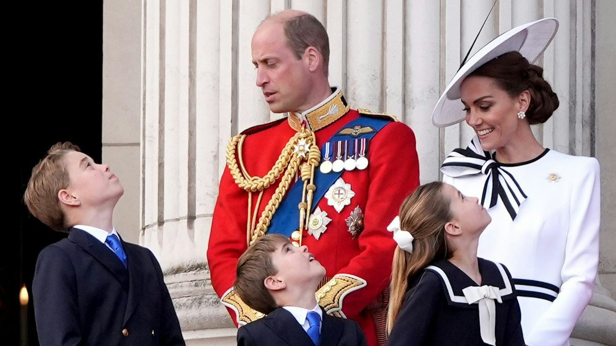 Prinz William (hinten, l-r), Prince of Wales, und Kate, Princess of Wales, stehen mit ihren Kindern, Prinz George (l-r), Prinz Louis und Prinzessin Charlotte, auf dem Balkon des Buckingham Palastes in London, um den Vorbeiflug nach der „Trooping the Colour“-Zeremonie zu sehen.