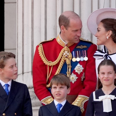 Prinz William (hinten, l-r), Prince of Wales, und Kate, Princess of Wales, stehen mit ihren Kindern, Prinz George (l-r), Prinz Louis und Prinzessin Charlotte, auf dem Balkon des Buckingham Palastes in London, um den Vorbeiflug nach der „Trooping the Colour“-Zeremonie zu sehen.