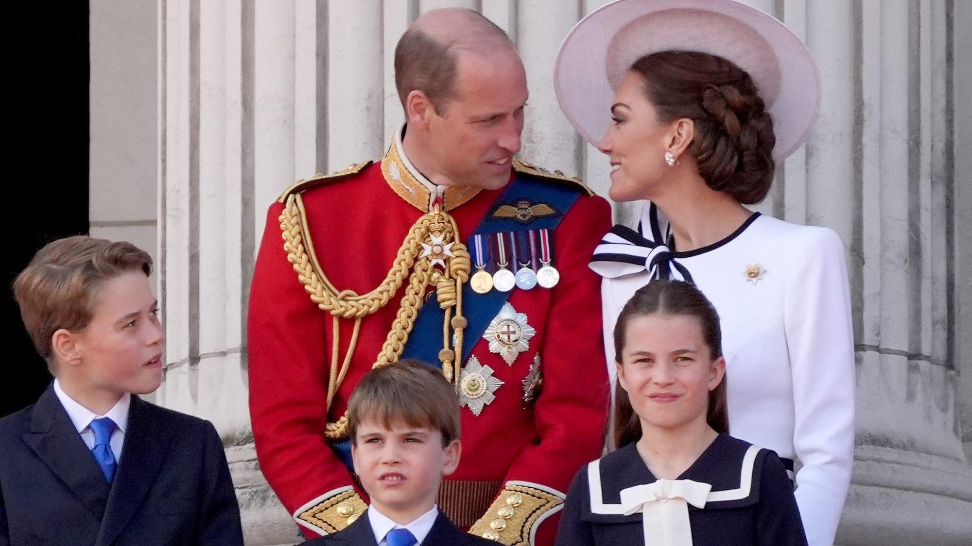 Prinz William (hinten, l-r), Prince of Wales, und Kate, Princess of Wales, stehen mit ihren Kindern, Prinz George (l-r), Prinz Louis und Prinzessin Charlotte, auf dem Balkon des Buckingham Palastes in London, um den Vorbeiflug nach der „Trooping the Colour“-Zeremonie zu sehen.