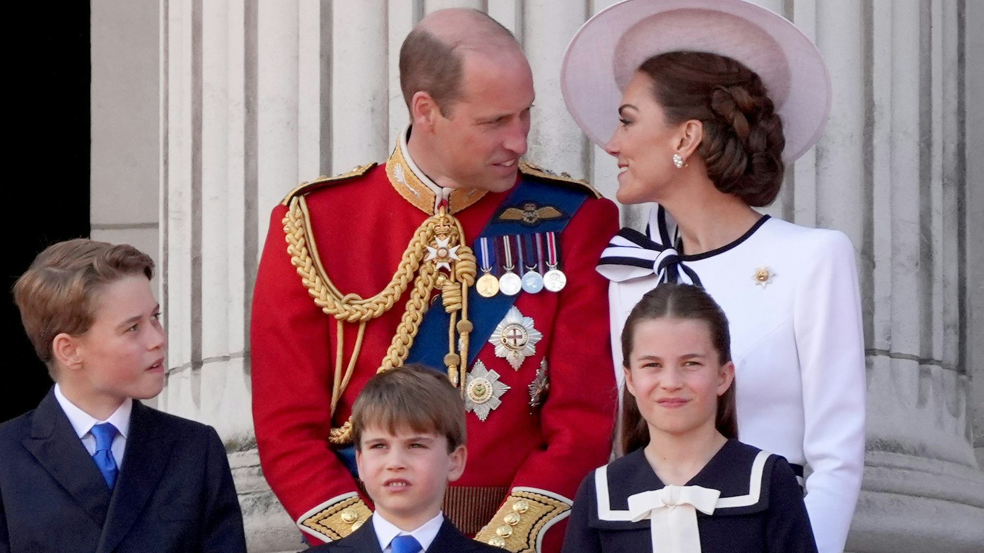 Prinz William (hinten, l-r), Prince of Wales, und Kate, Princess of Wales, stehen mit ihren Kindern, Prinz George (l-r), Prinz Louis und Prinzessin Charlotte, auf dem Balkon des Buckingham Palastes in London, um den Vorbeiflug nach der „Trooping the Colour“-Zeremonie zu sehen.