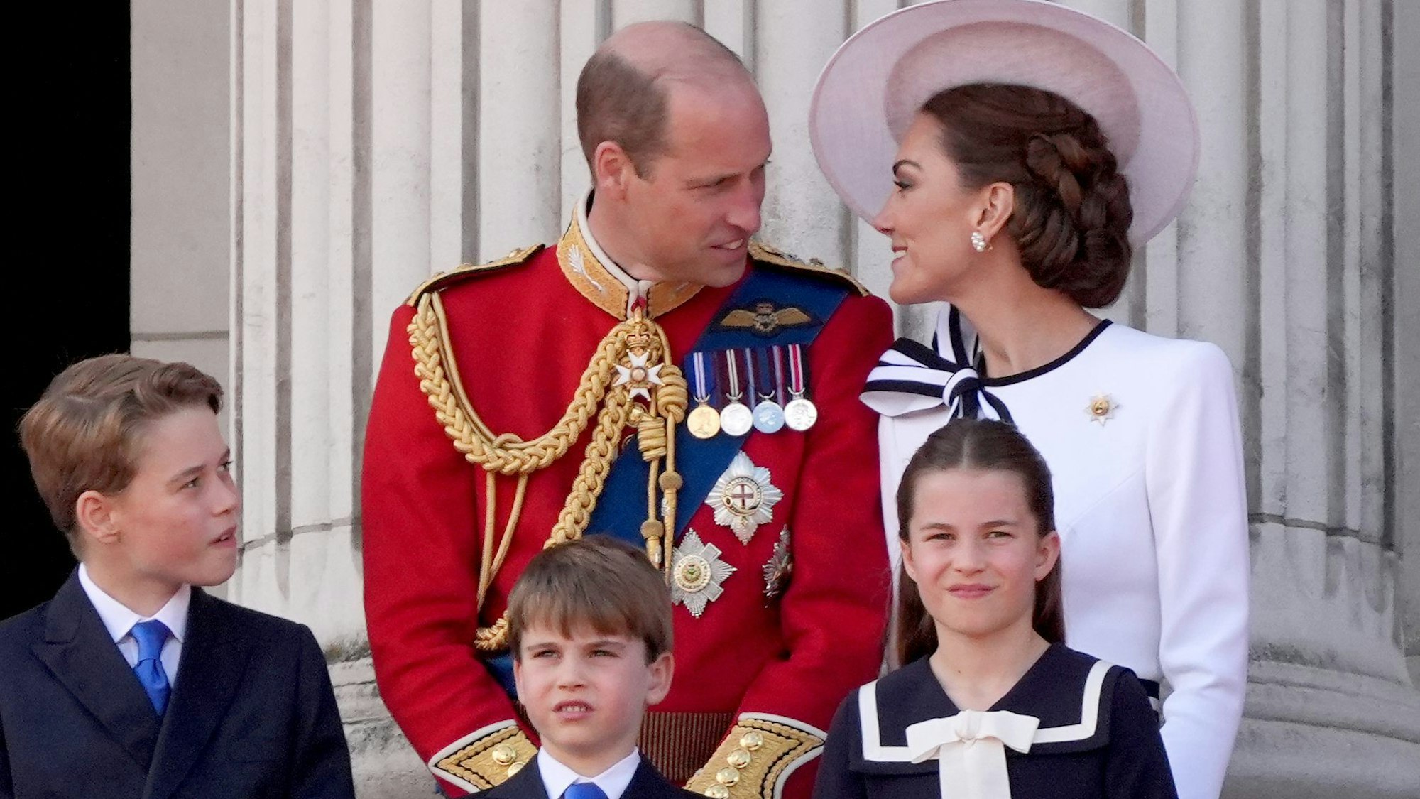 Prinz William und Prinzessin Kate mit ihren Kindern auf dem Balkon vom Buckingham Palace.