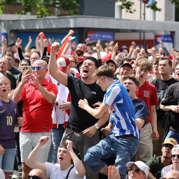 Fans und Besucher beim Public Viewing auf dem Heumarkt