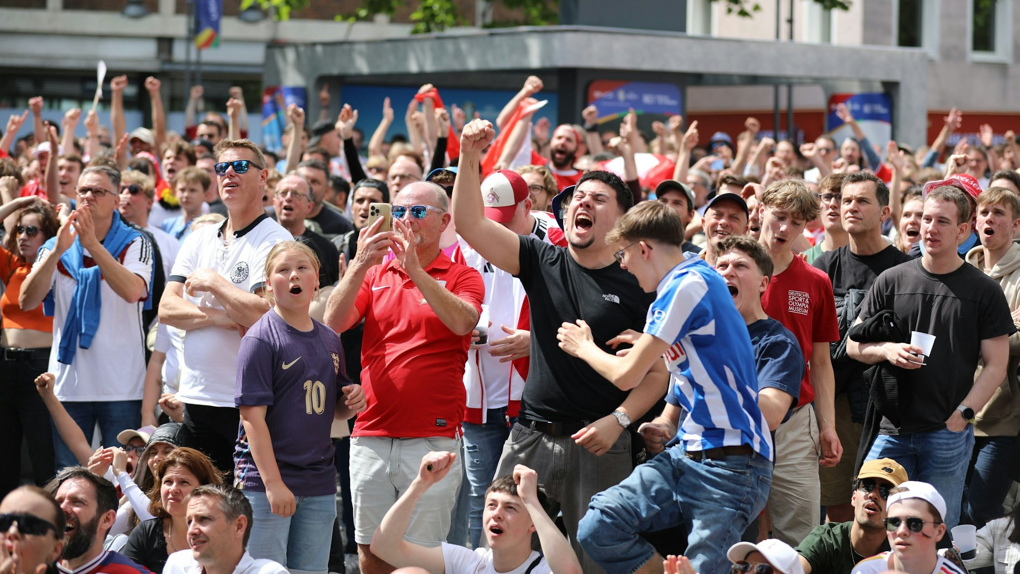 Fans und Besucher beim Public Viewing auf dem Heumarkt