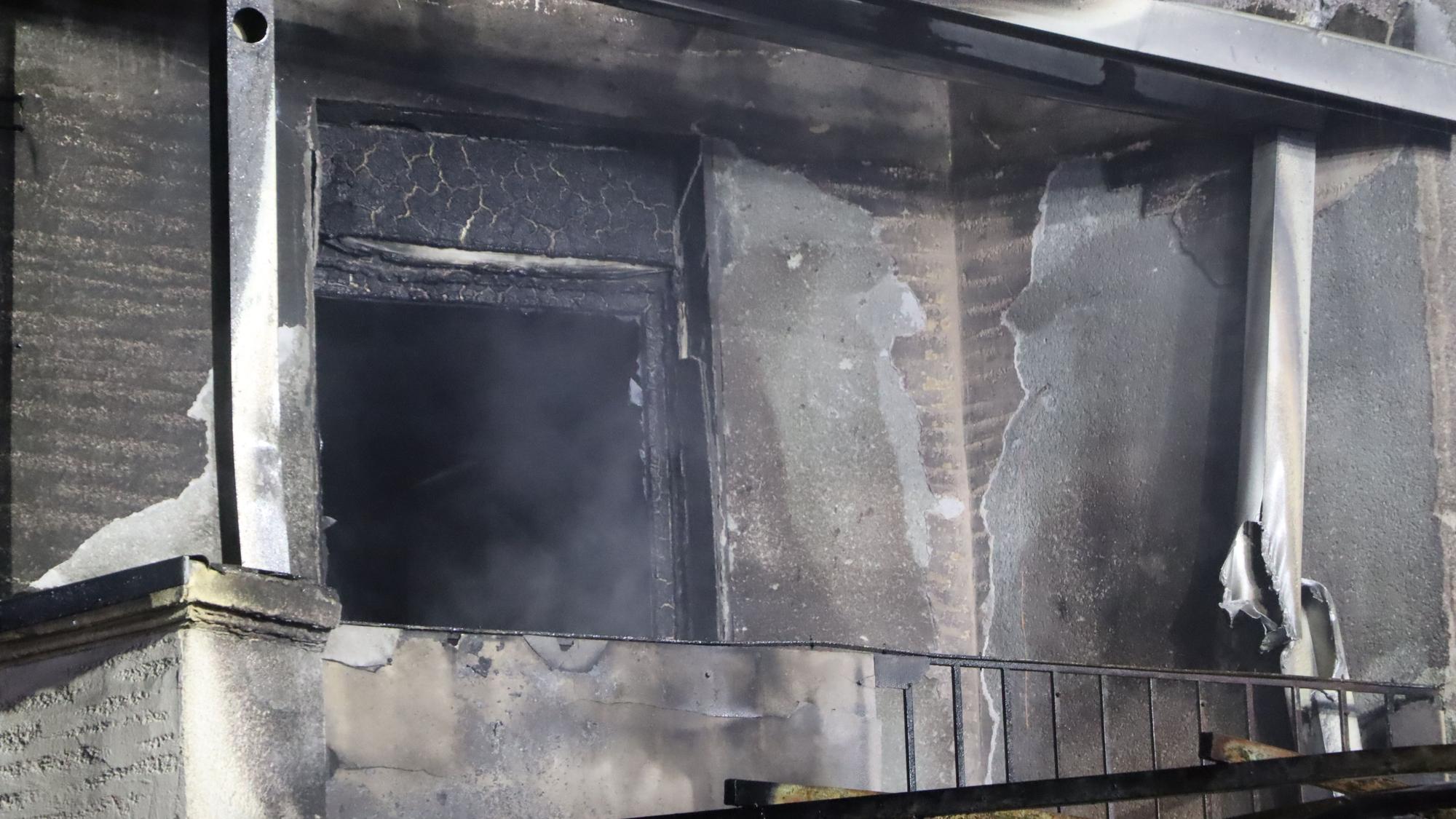 Von mehreren Seiten und über zwei Drehleiter wurde der Brand gelöscht. Insgesamt waren fast 60 Feuerwehrleute im Einsatz.