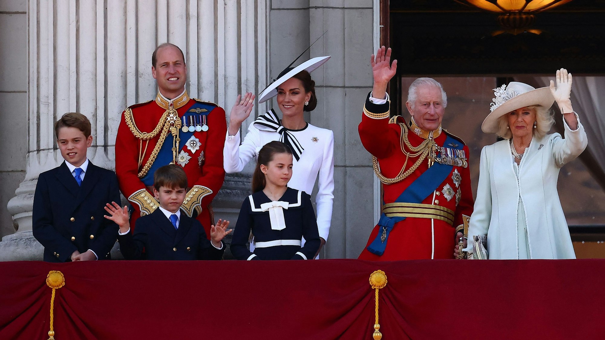 Prinz William, Prinzessin Kate mit ihren Kindern Prinz George (l-r), Prinz Louis und Prinzessin Charlotte sowie König Charles und Königin Camilla auf dem Balkon des Buckingham Palace.