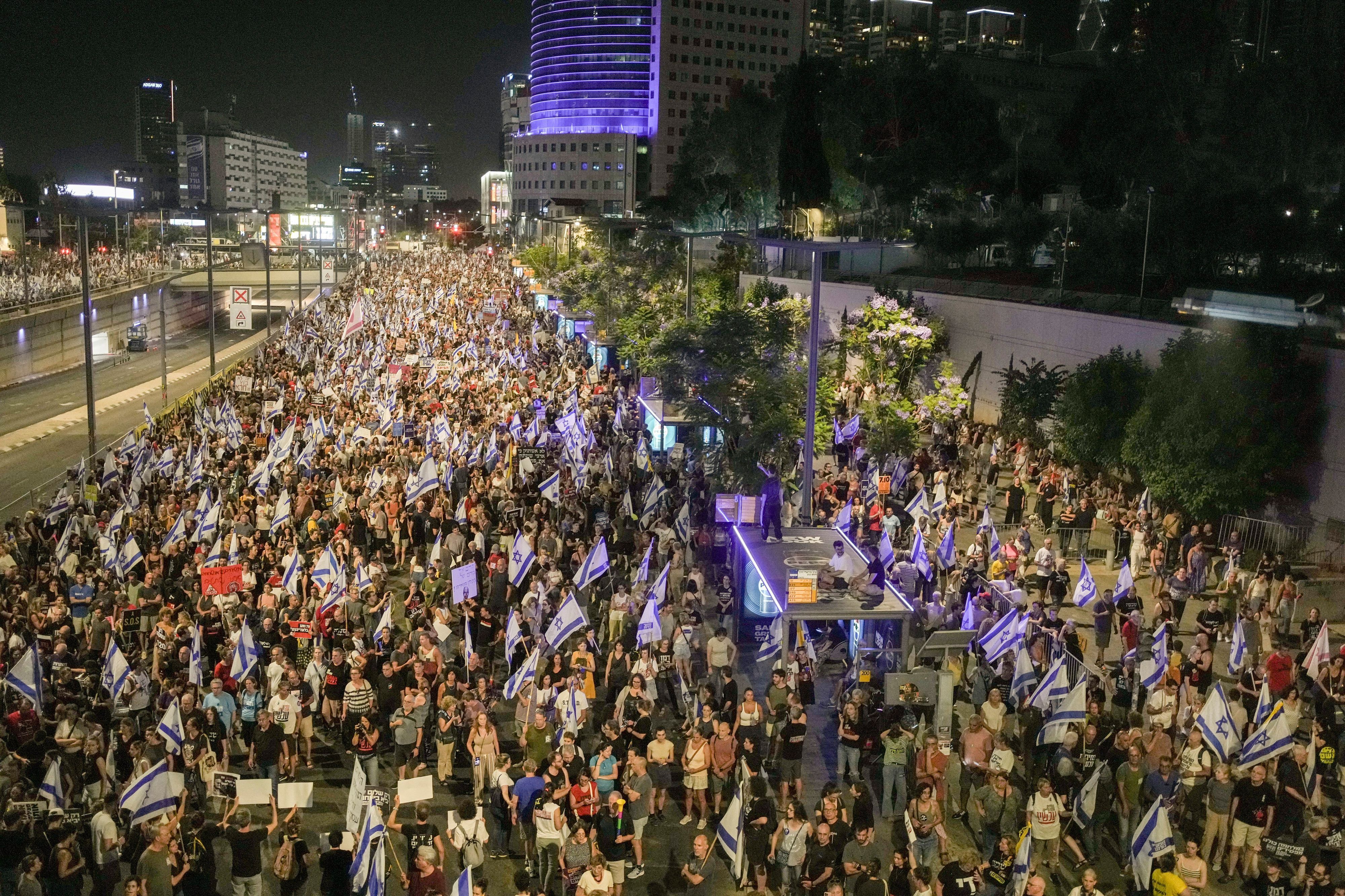 Menschen protestieren gegen die Regierung des israelischen Premierministers Netanjahu und fordern die Freilassung der Geiseln, die im Gazastreifen von den Terroristen der Hamas festgehalten werden.