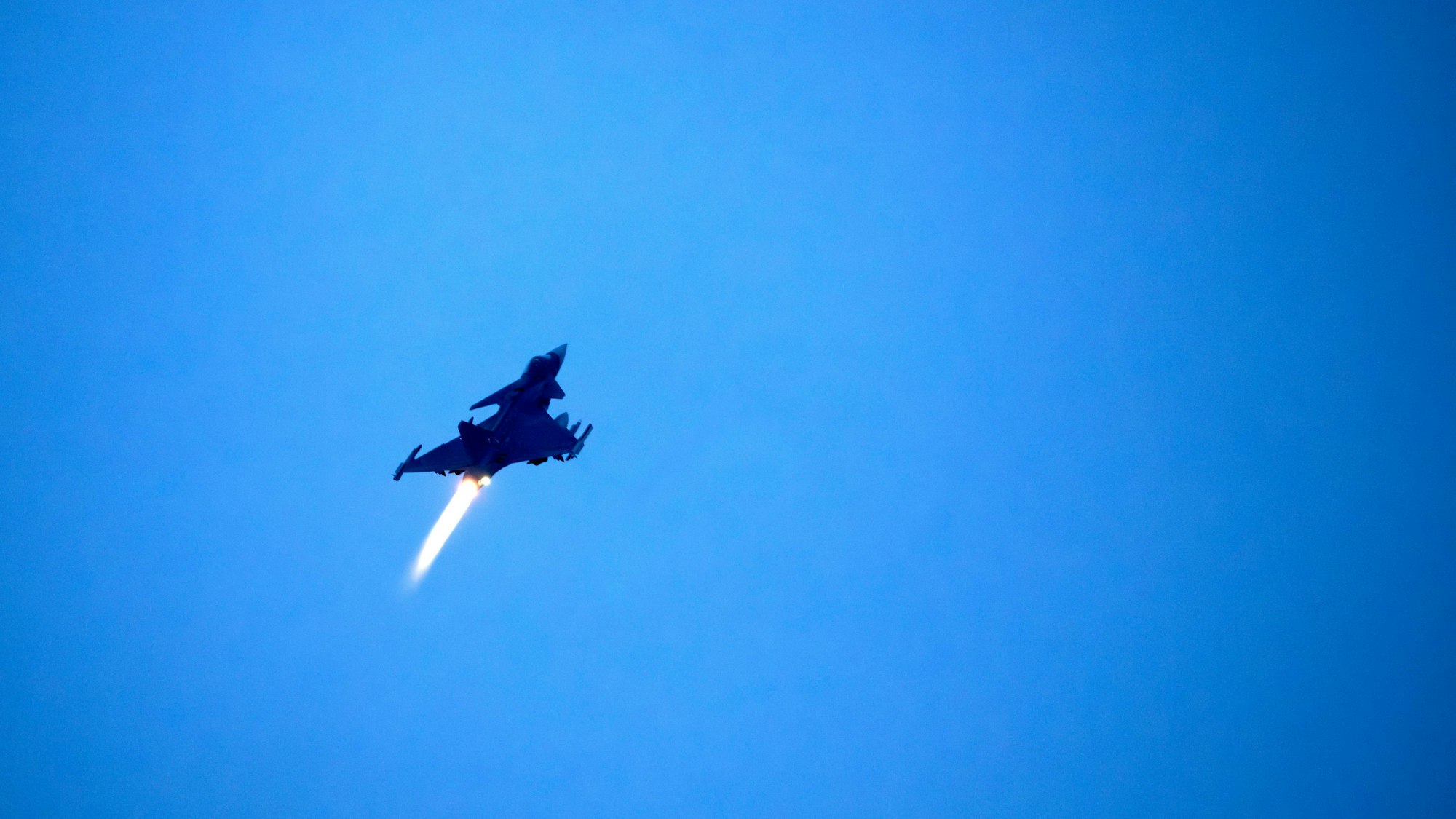 Ein Kampfflugzeug des Typs JAS 39 Gripen C/D hebt während der Militärübung Nordic Response auf dem Flughafen Lulea-Kallax ab.