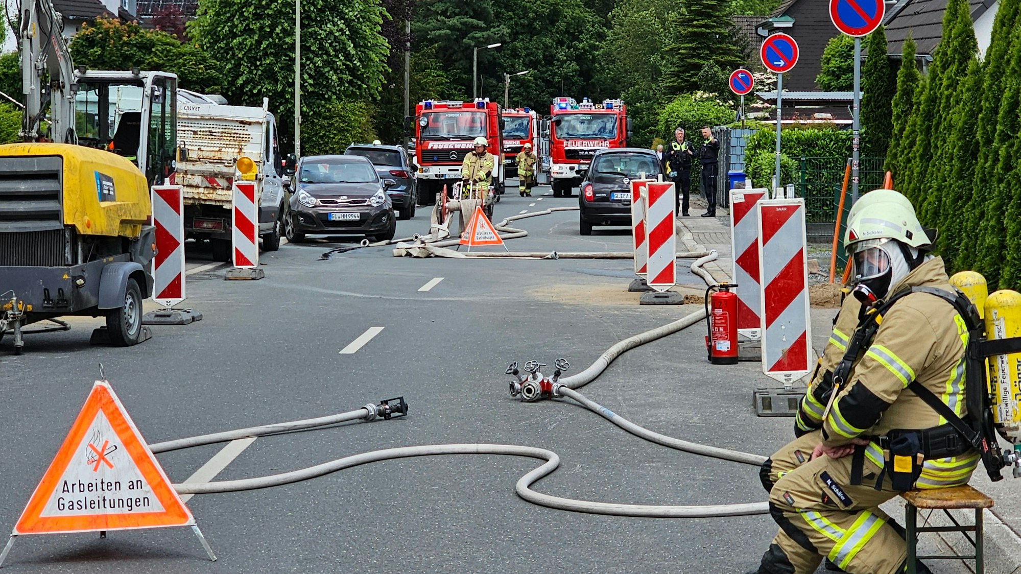 Feuerwehrleute in Schutzkleidung auf der Durchgangsstraße in Nagelsbaum