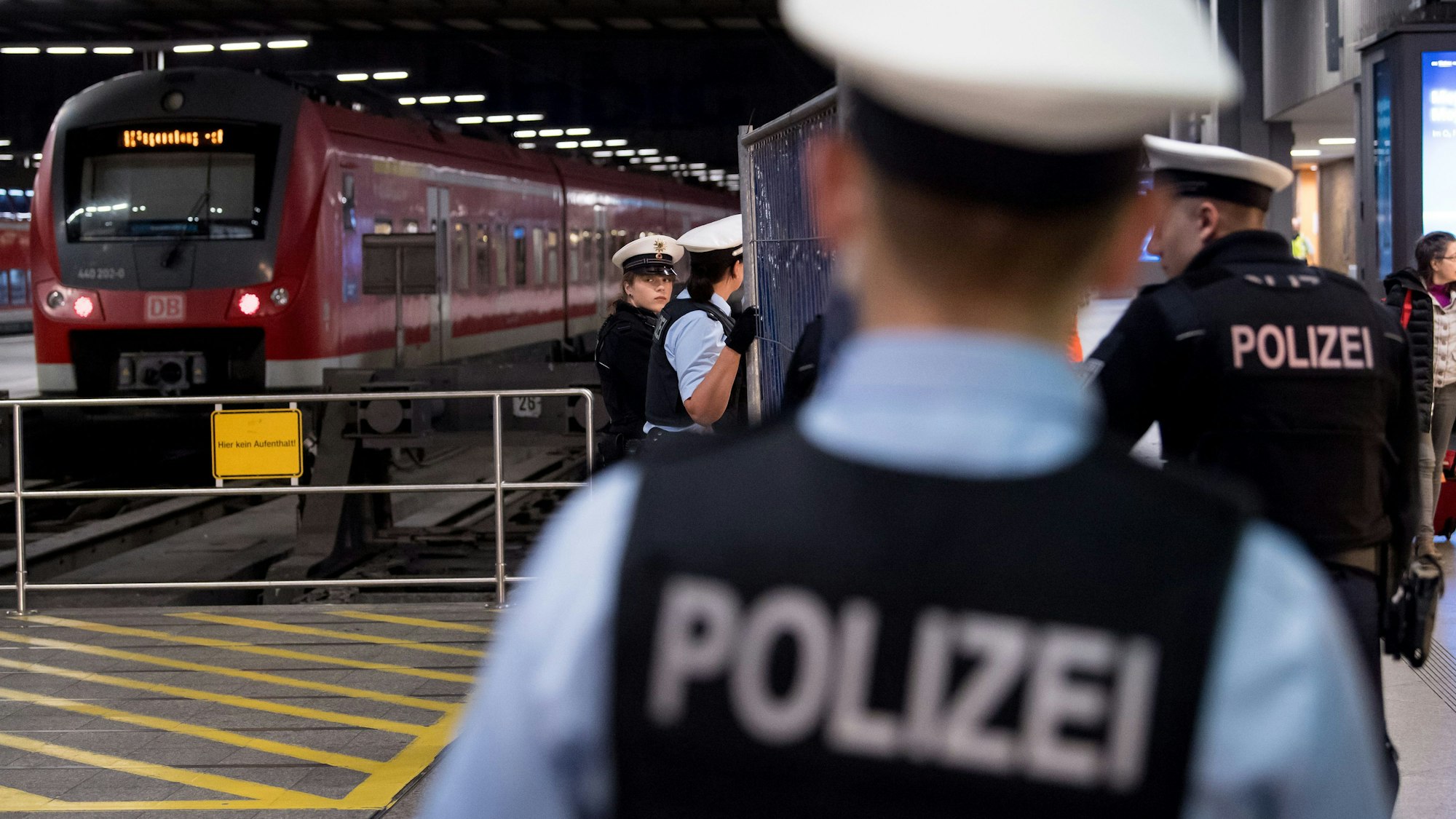Polizei vor einem Zug. (Symbolbil)
