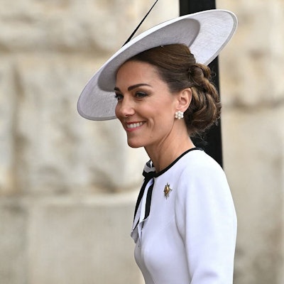 Prinzessin Kate mit weißem Hut und Kleid. Sie lächelt.