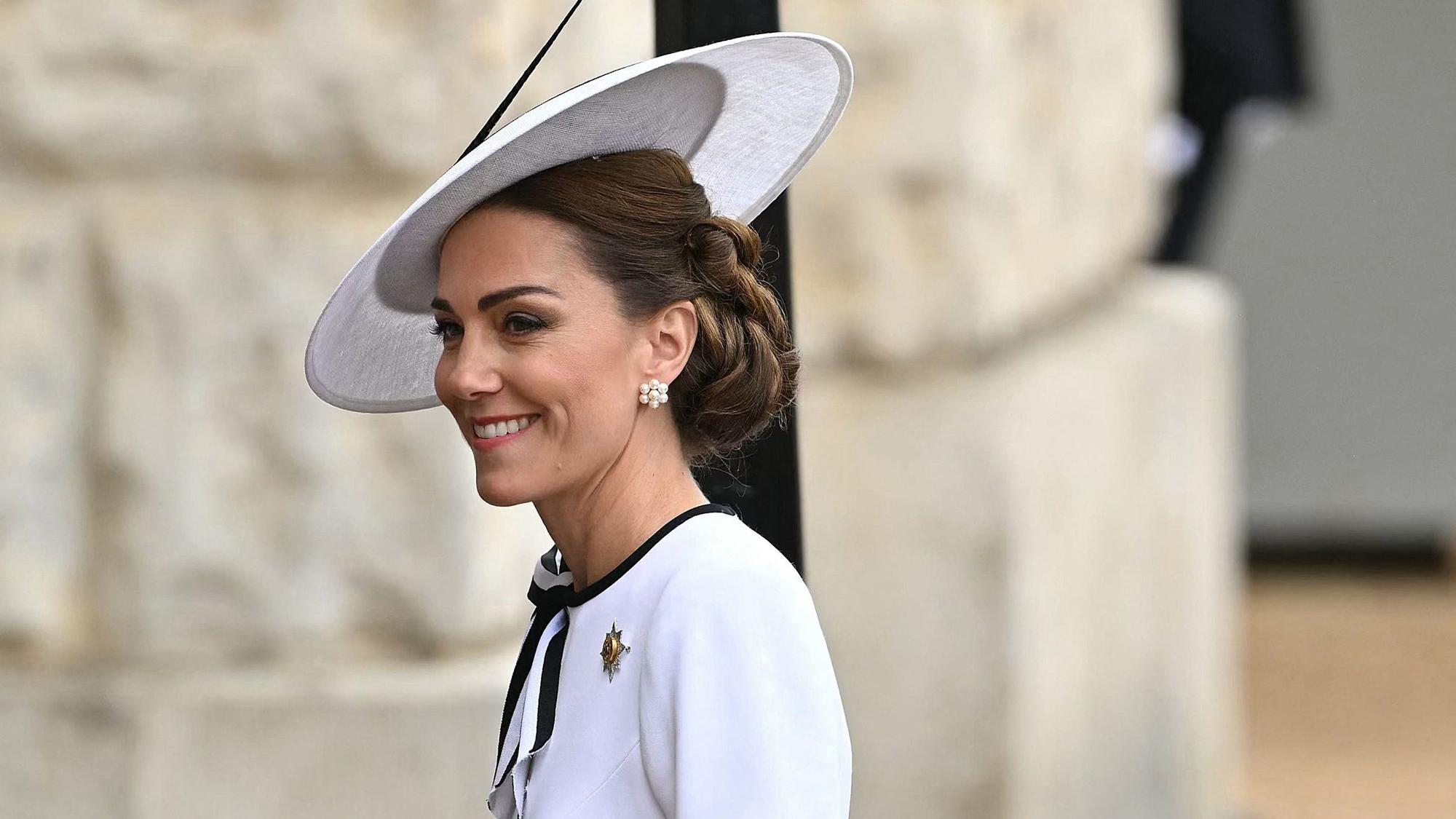 Prinzessin Kate mit weißem Hut und Kleid. Sie lächelt.
