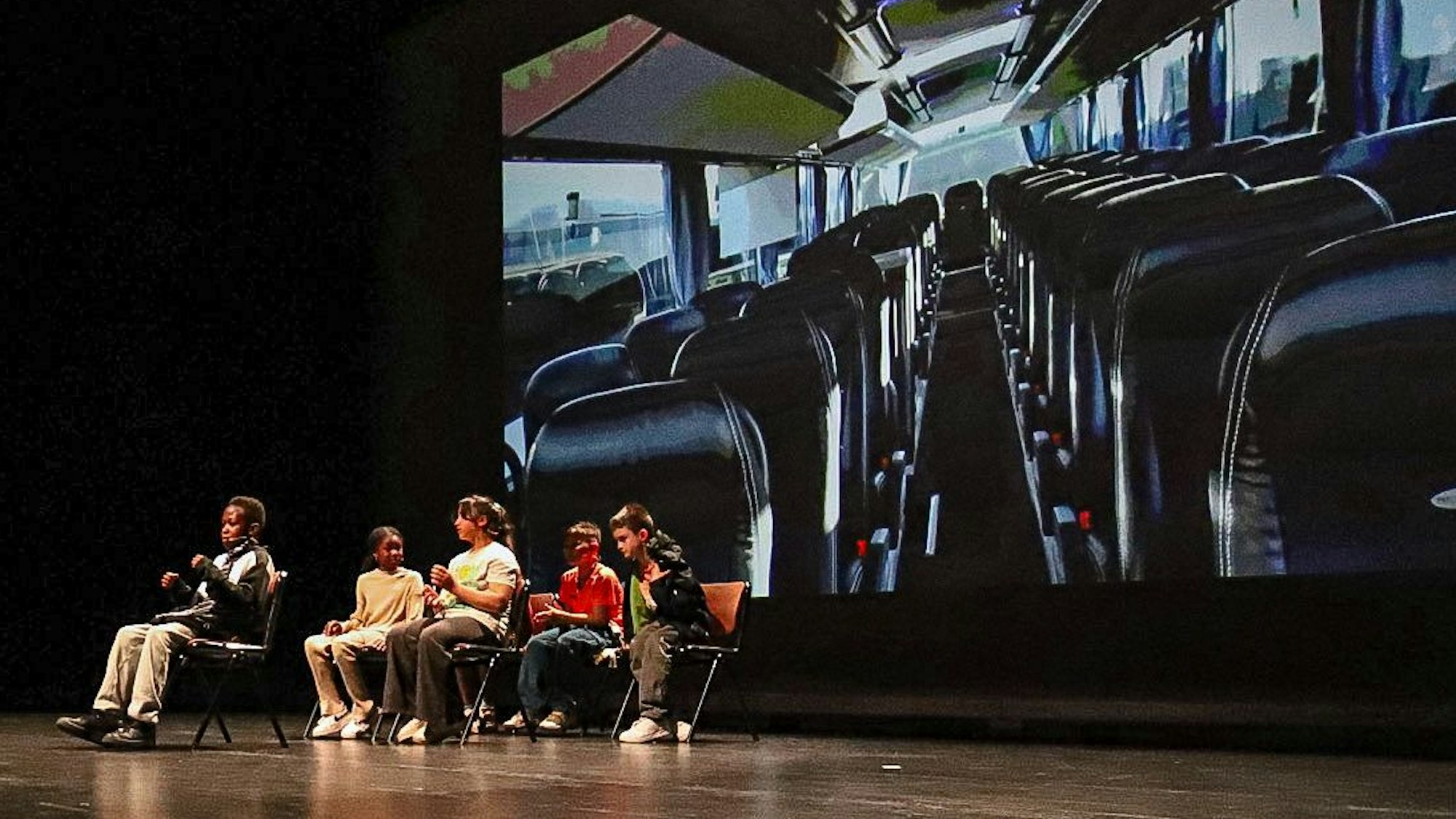 Kinder spielen Theater