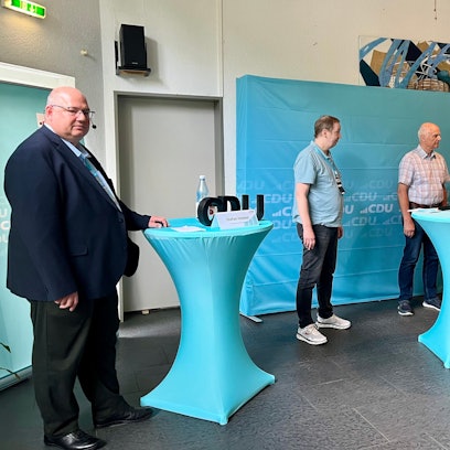 Männer bei einer Podiumsdiskussion