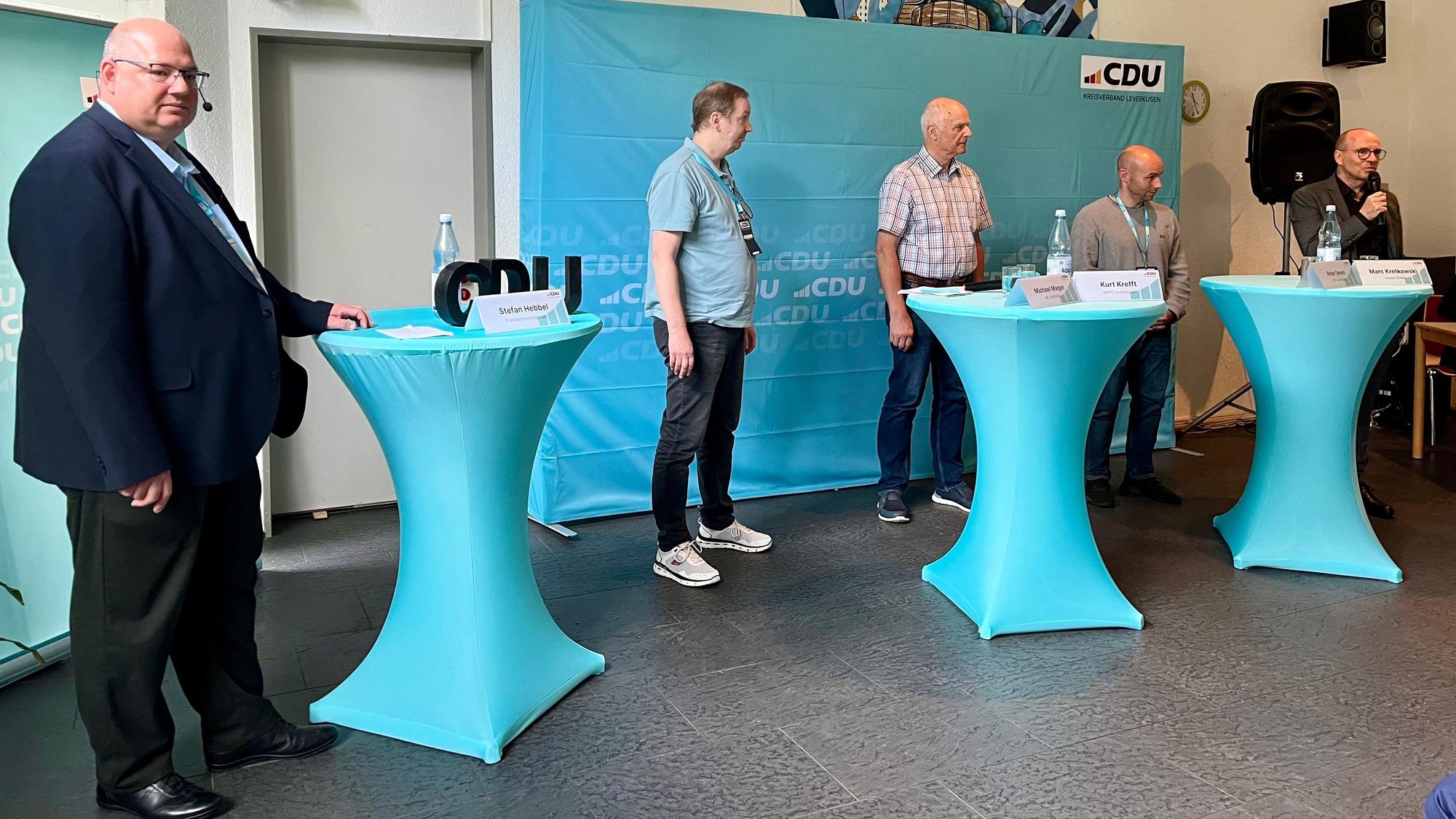 Männer bei einer Podiumsdiskussion
