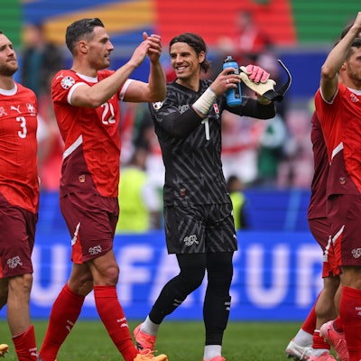 Schweizer Spieler jubeln nach dem Sieg gegen Ungarn.